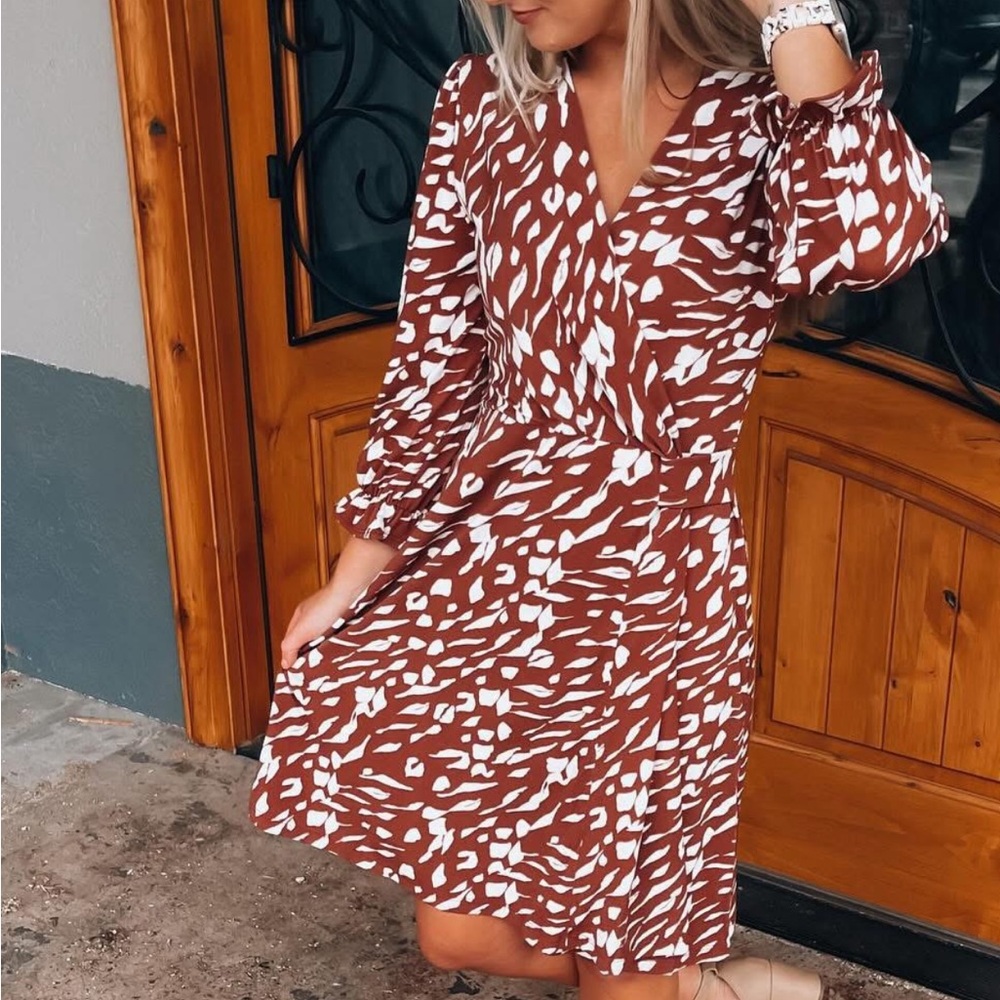 Gilli Brown and White Patterned Long Sleeve Dress- size women’s small
